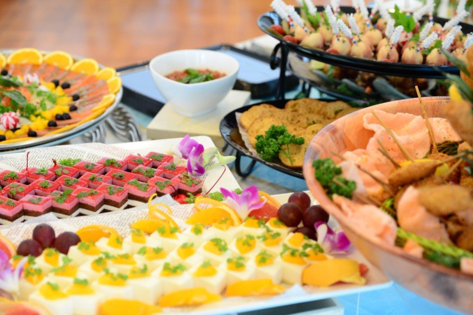 会議後の会食や懇親会なら、ケータリングなどのワンストップ対応を重視