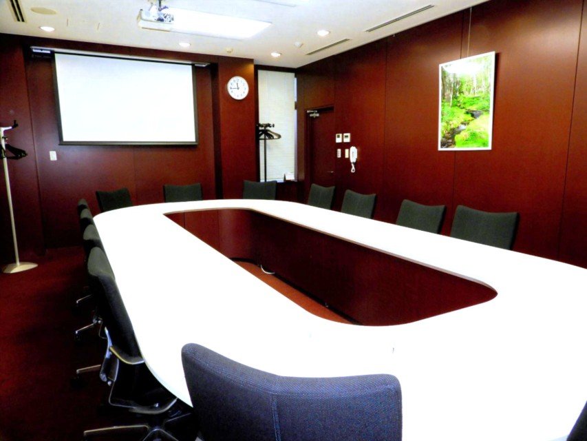 エッサム神田ホール1号館8階のデシジョンルーム（意志決定のための特別会議室）