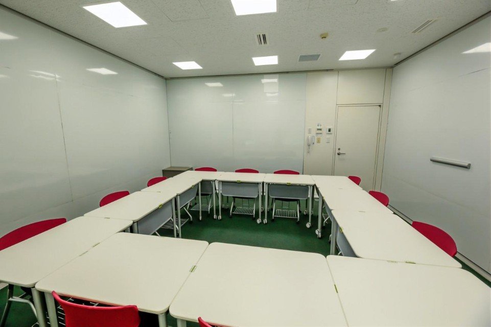 エッサム神田ホールにあるクリエイティブルームは壁面全面ホワイトボード室