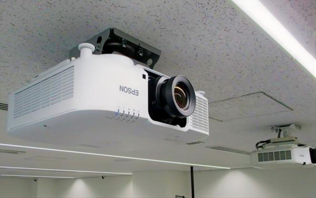 館内のプロジェクターは高輝度レーザータイプ